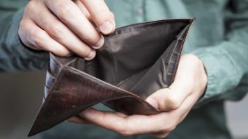 Endividado, brasileiro usará 13º para poupar e comprar 