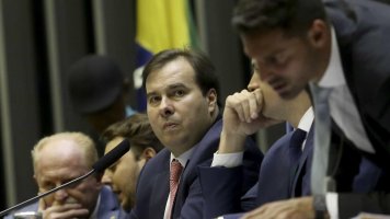 Bolsonaro está 'brincando de presidir o país', diz Maia