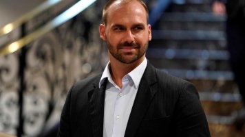 Eduardo Bolsonaro diz que brasileiros ilegais são 'vergonha nossa'