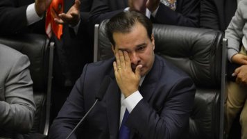 Partidos saem em defesa de Maia após crise com governo