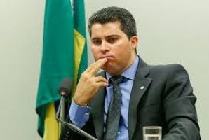 Senador Marcos Rogério tenta justificar voto junto aos internautas