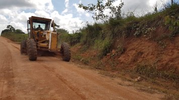 ROLIM DE MOURA: Prefeitura inicia pela linha 188 sul o patrolamento das estradas vicinais 
