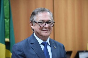 Jair Bolsonaro demite ministro da Educação
