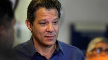Haddad diz que Bolsonaro vive em 