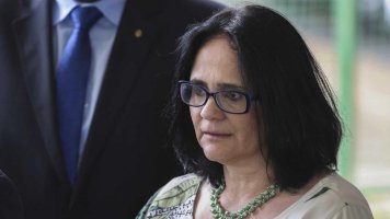 'Não pretendo sair do governo', afirma Damares Alves