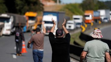 Situação só piorou, dizem caminhoneiros um ano após greve