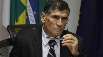Governo vive 'show de besteiras', diz Santos Cruz