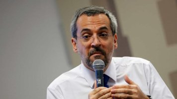 MEC estuda rever suspensão de novos cursos de Medicina