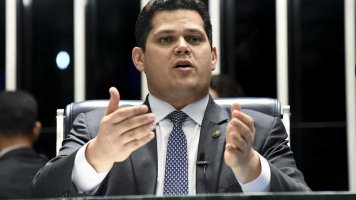 Senadores querem anular decisão do STF sobre homofobia