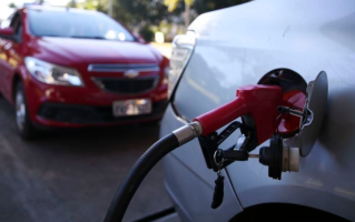 Petrobras anuncia reajuste de 4% no preço da gasolina