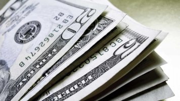 Dólar fecha no menor nível em três semanas