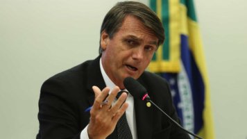 'Lula já é uma carta fora do baralho', diz Bolsonaro ao SBT