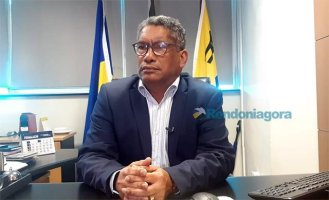 Secretário de educação diz que não assinou documento que pede retirada de livros das...