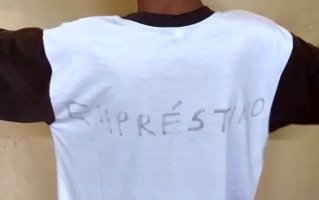 Aluno é obrigado a usar uniforme escolar com a inscrição 'empréstimo' por escola...