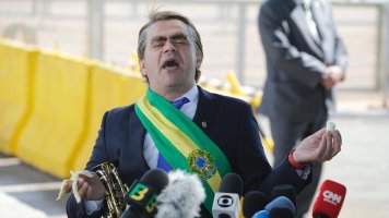 Bolsonaro faz piada com PIB usando humorista Carioca em entrevista e 'apoiadores' ofendem...