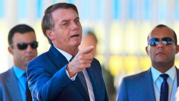 Presidente chama jornalistas de 'urubus' e diz que se o Brasil ficar fechado vai 'quebrar...