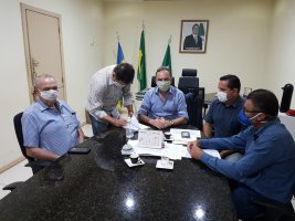 Prefeito dá ordem de reinício da obra de asfaltamento da Rua Corumbiara no Bairro...