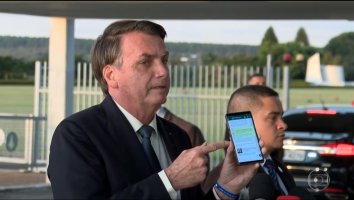 Bolsonaro exibe celular e mostra troca de mensagens idêntica à apresentada por Moro