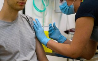Vacina de Oxford contra Covid-19 começa a ser testada em profissionais de saúde de SP