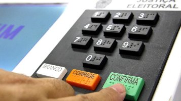 Câmara aprova adiamento das eleições municipais para novembro de 2020