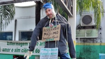 Em protesto, servidores da Saúde entram em greve em Porto Velho e fazem 'judas' com...