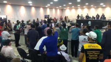 Projeto para aumentar no salário do prefeito, de R$ 13,4 mil para R$ 24,1, quase acaba...