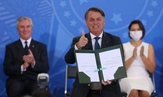 Bolsonaro assina liberação de R$ 20 bilhões para plano de vacinação