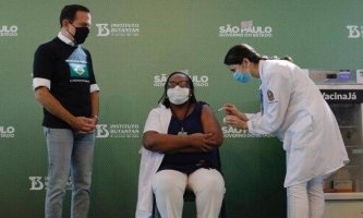 Enfermeira de SP é a primeira brasileira vacinada contra Covid-19 após aprovação da...