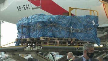 Avião com vacinas de Oxford, segunda aprovada pela Anvisa contra covid-19, chegou ao...