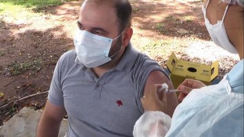 Profissionais de saúde da rede privada começam a ser vacinados contra a Covid-19 em...