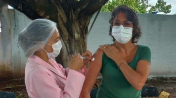 Rolim de Moura: Após vacinar quase 800 trabalhadores da saúde contra covid-19,...