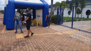 Candidatos chegam atrasados e perdem reaplicação da prova do Enem em Rolim de Moura