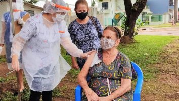 Vacinação contra covid-19 para idosos de 72 a 74 acontece nesta quinta (25)