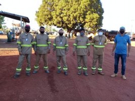 Equipe de eletricistas da Secretaria de Obras de Rolim de Moura recebe uniforme antichamas