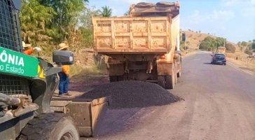DER conclui tapa-buracos na RO-383 entre Rolim de Moura e Santa Luzia
