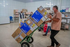 Rondônia recebe mais de 100 mil doses de vacina contra covid-19