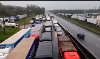 Caminhoneiros a favor de Bolsonaro bloqueiam rodovias federais em pelo menos 10 estados...