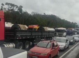 Caminhoneiros bloqueiam rodovias em pelo menos 13 estados; Bolsonaro, por outro lado,...