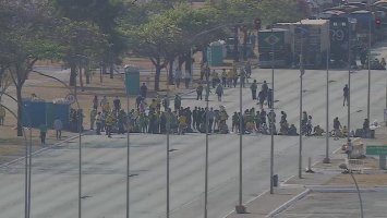 Vias que dão acesso ao Congresso Nacional, STF e Palácio do Planalto permanecem...