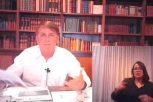 Bolsonaro faz alerta sobre a crise hídrica e sugere banho frio e não usar elevador para...