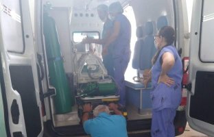 Mulher sente dores abdominais e, sem saber que estava grávida, da à luz a bebê...