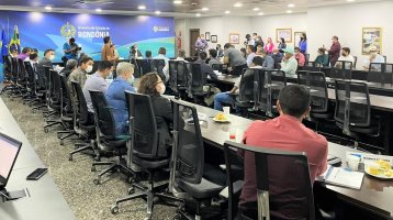 Governo reúne prefeitos para apresentar plano de combate a covid-19 e gripe