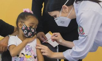 Mais de 800 doses de vacinas pediátricas são aplicadas em crianças neste sábado em...