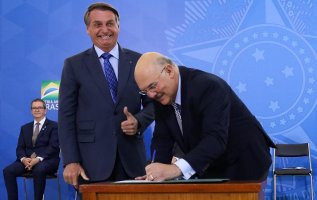 Ministro da Educação diz que, a pedido de Bolsonaro, prioriza amigos de pastor para...