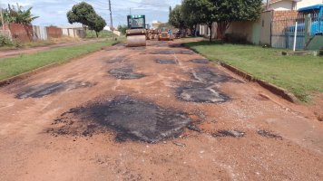 Secretaria de obras recupera Avenida Fortaleza no Bairro Industrial em Rolim de Moura