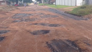 Prefeitura de Rolim de Moura realiza 'tapa-buracos' na rua Dr. Miguel Vieira Ferreira no...