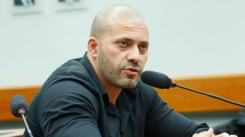Após ser condenado a quase 9 anos de prisão por estimular atos antidemocráticos e...