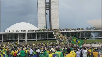 Acompanhe ao vivo: Bolsonaristas radicais invadem e depredram Congresso Nacional,...