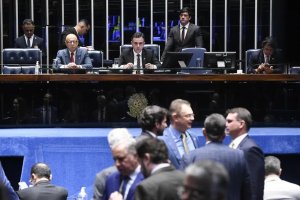 Senado aprova PEC que limita decisões do STF
