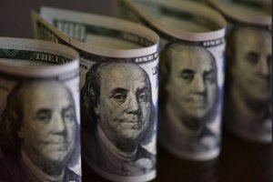 Dólar sobe 1,05% e encerra sexta-feira cotado a R$ 5,44
